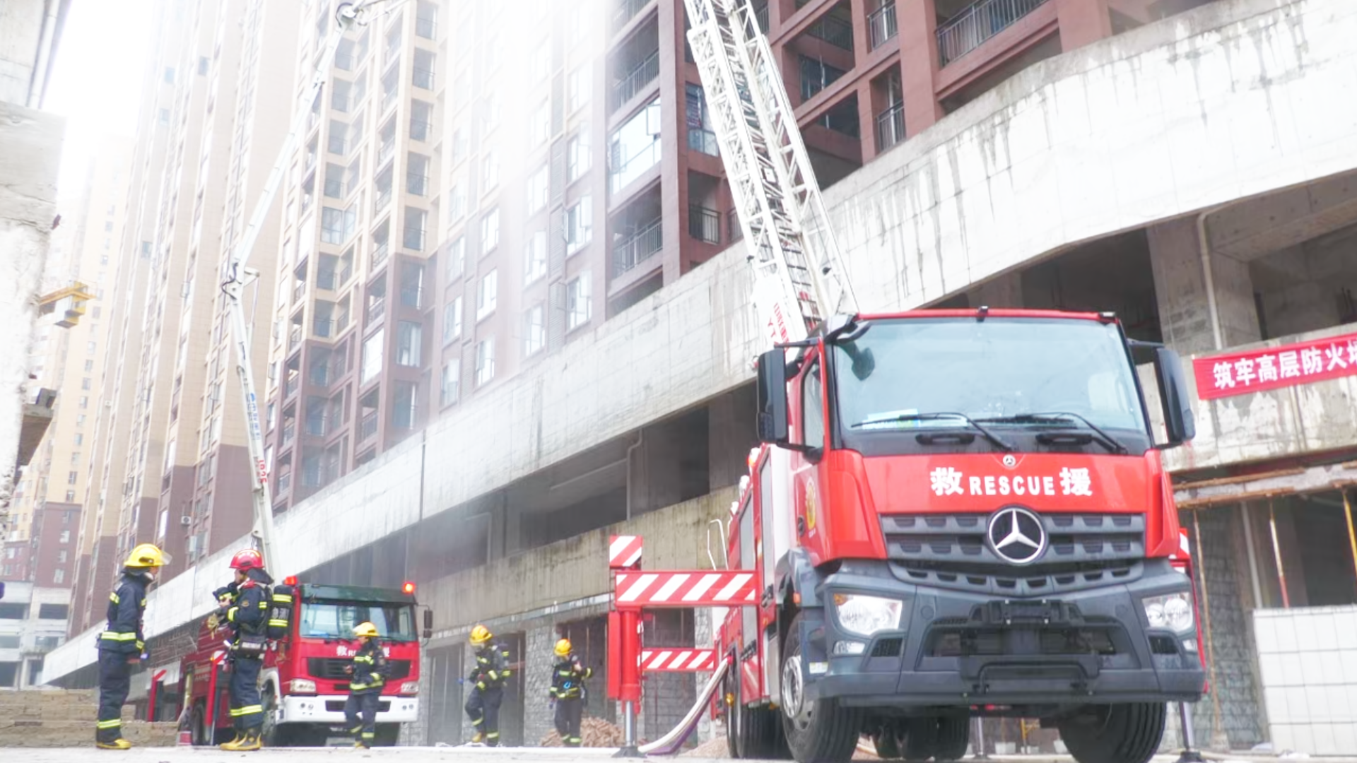 洞口县开展高层建筑灭火救援实战演练