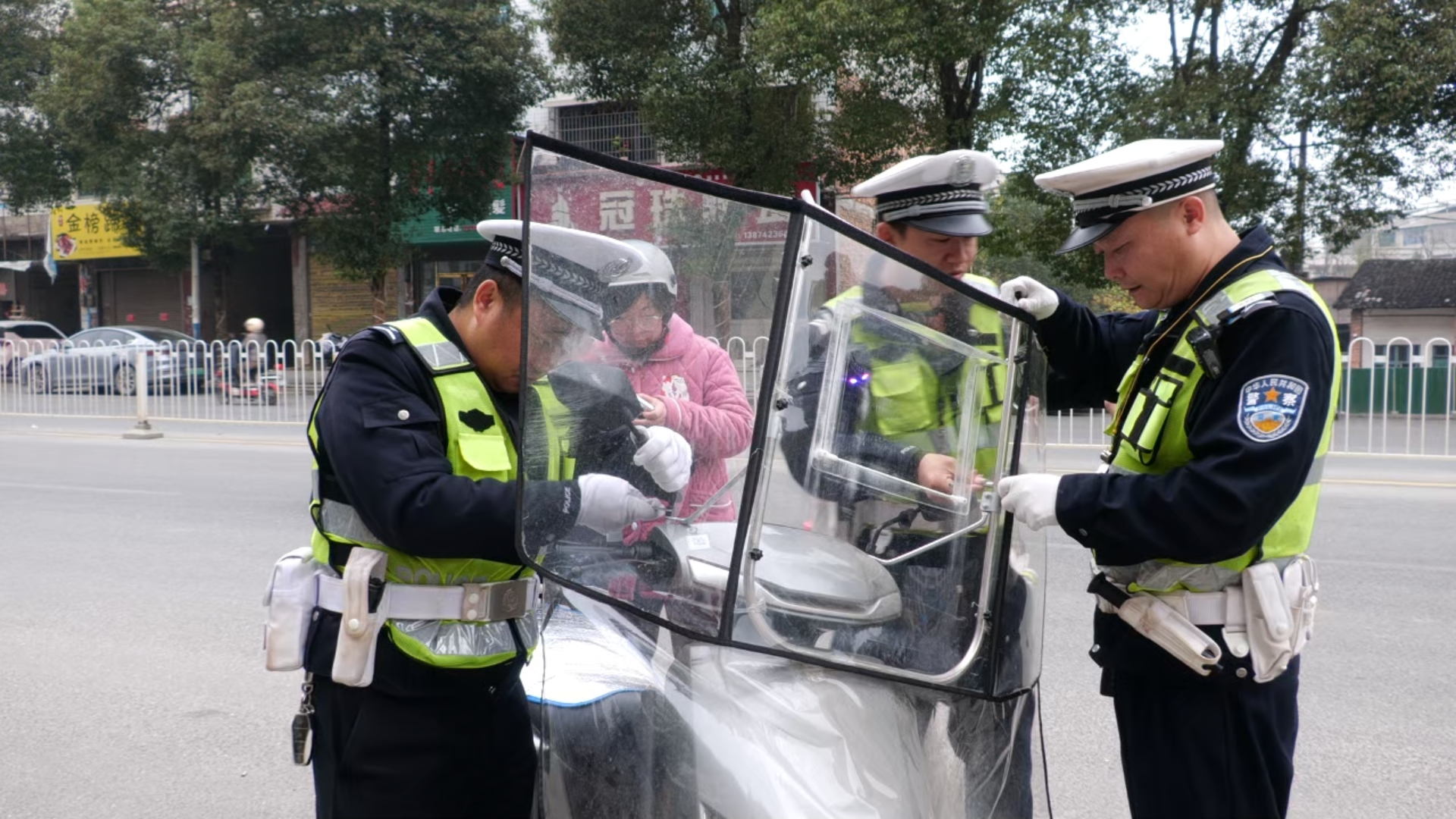 洞口交警开展摩电专项整治 筑牢岁末年初交通安全防线