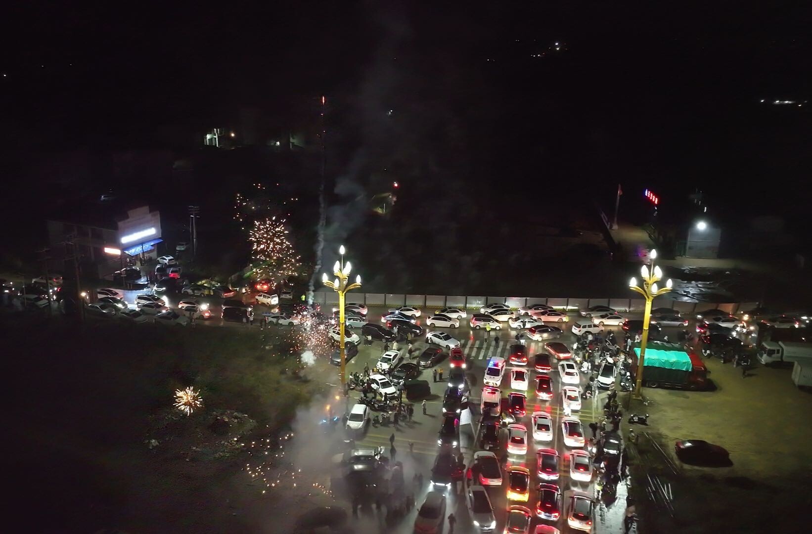 烟花璀璨庆元旦 洞口市民有序燃放迎新年