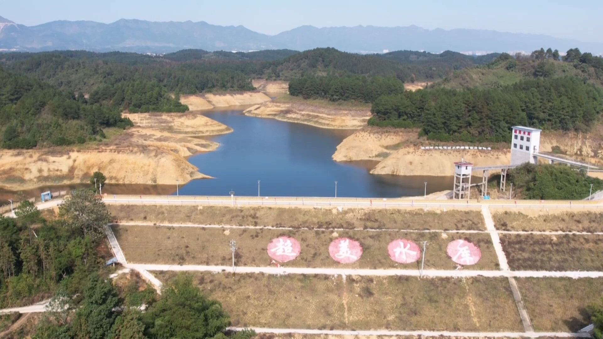 冬日别样风光！毓兰镇超美水库枯水期成打卡点