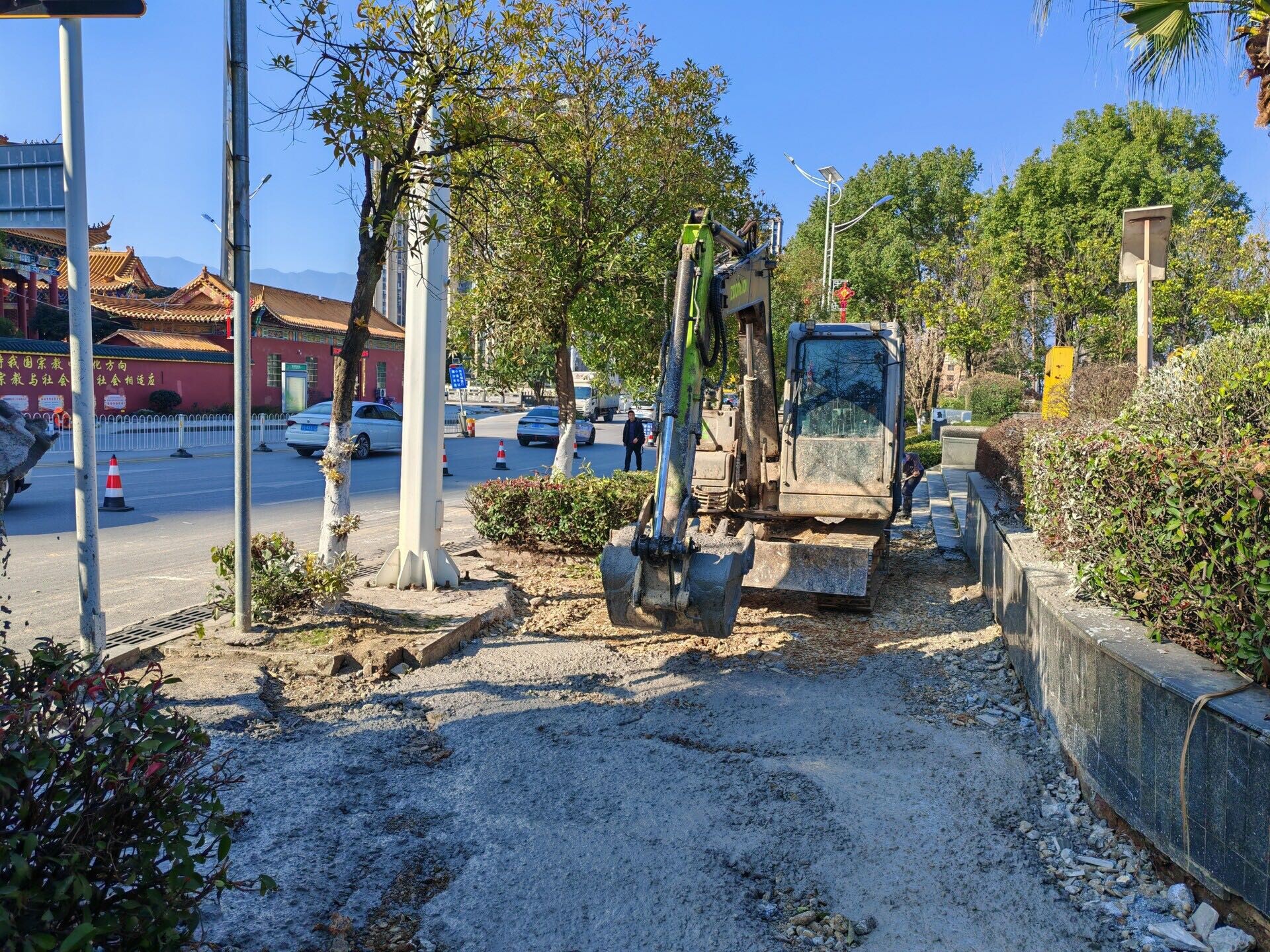 松坡大桥沿江风光带人行道“焕新”施工 市民出行更舒心