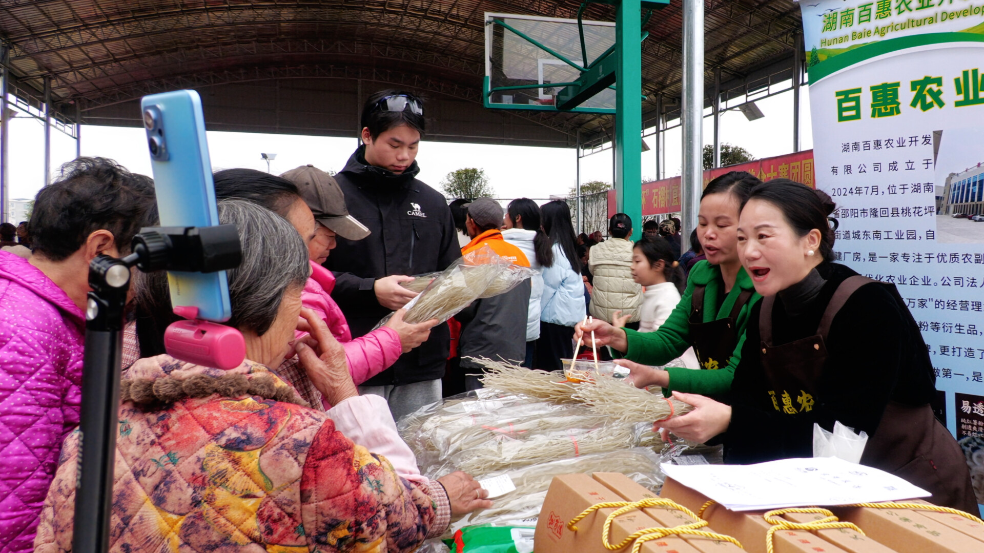 直播赋能助增收 石榴村带货现场热闹非凡