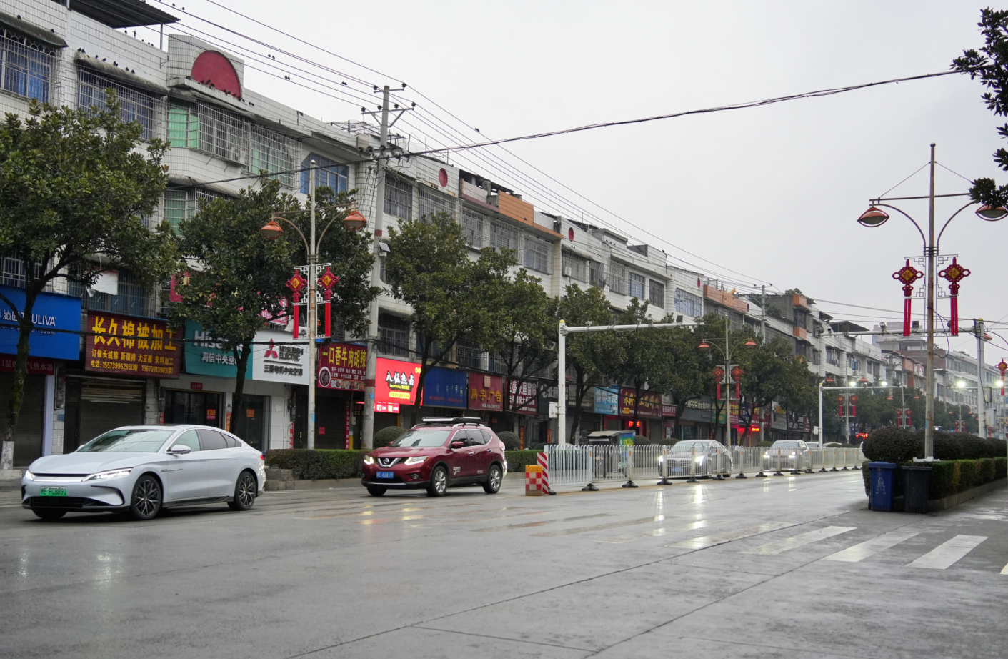 低温冻雨持续 相关部门提醒市民安全出行