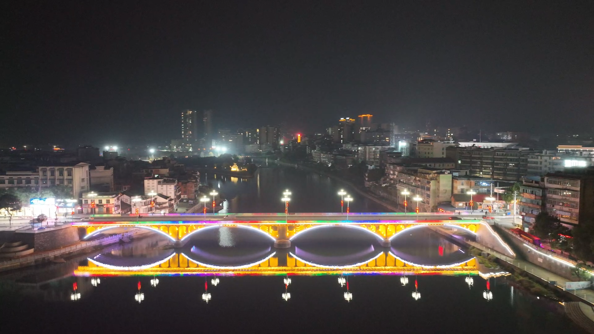 文昌大桥“盛装”迎新春 璀璨灯饰拉满喜庆氛围