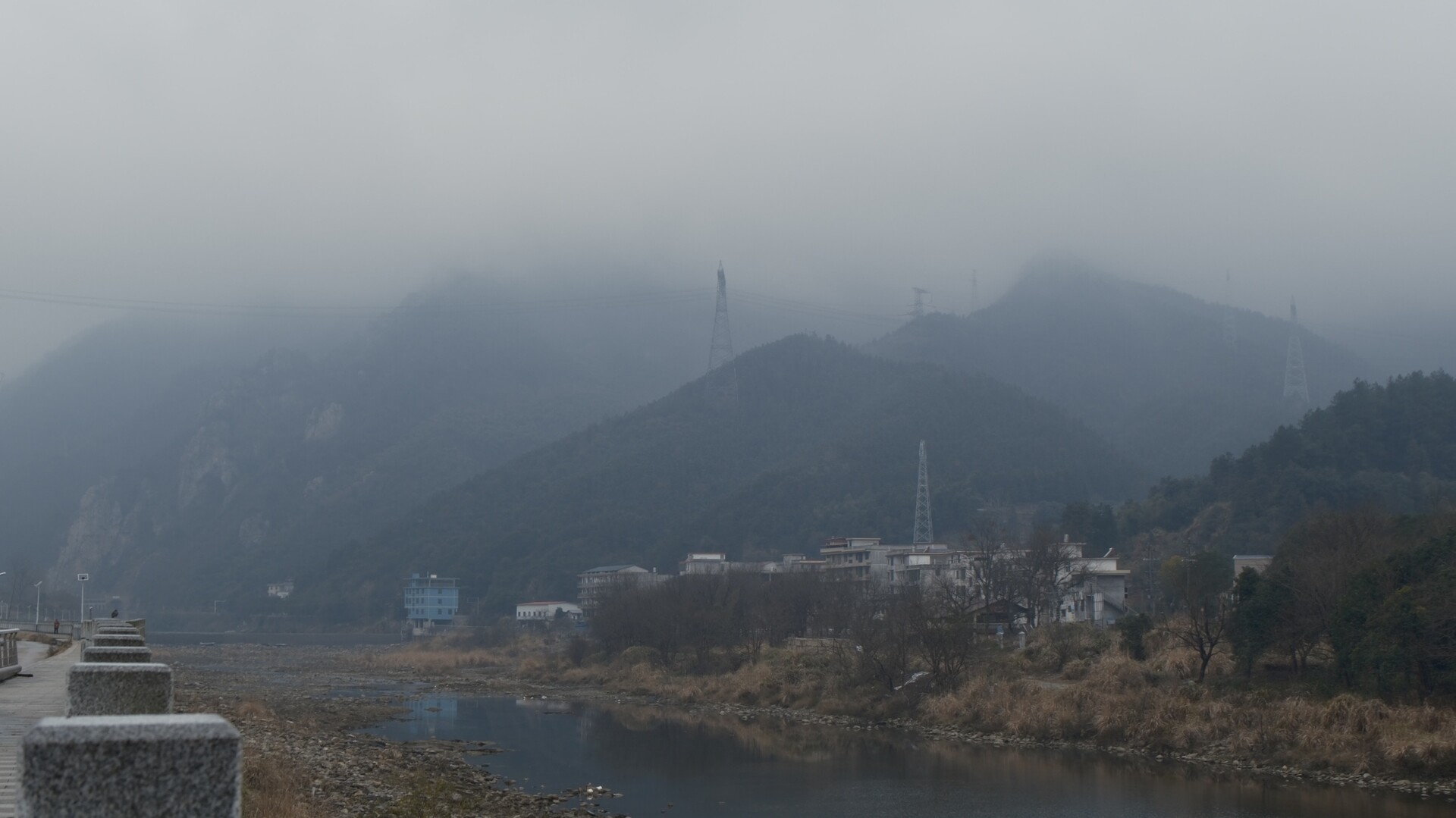 薄雪初覆云雾绕 平青村冬韵如画