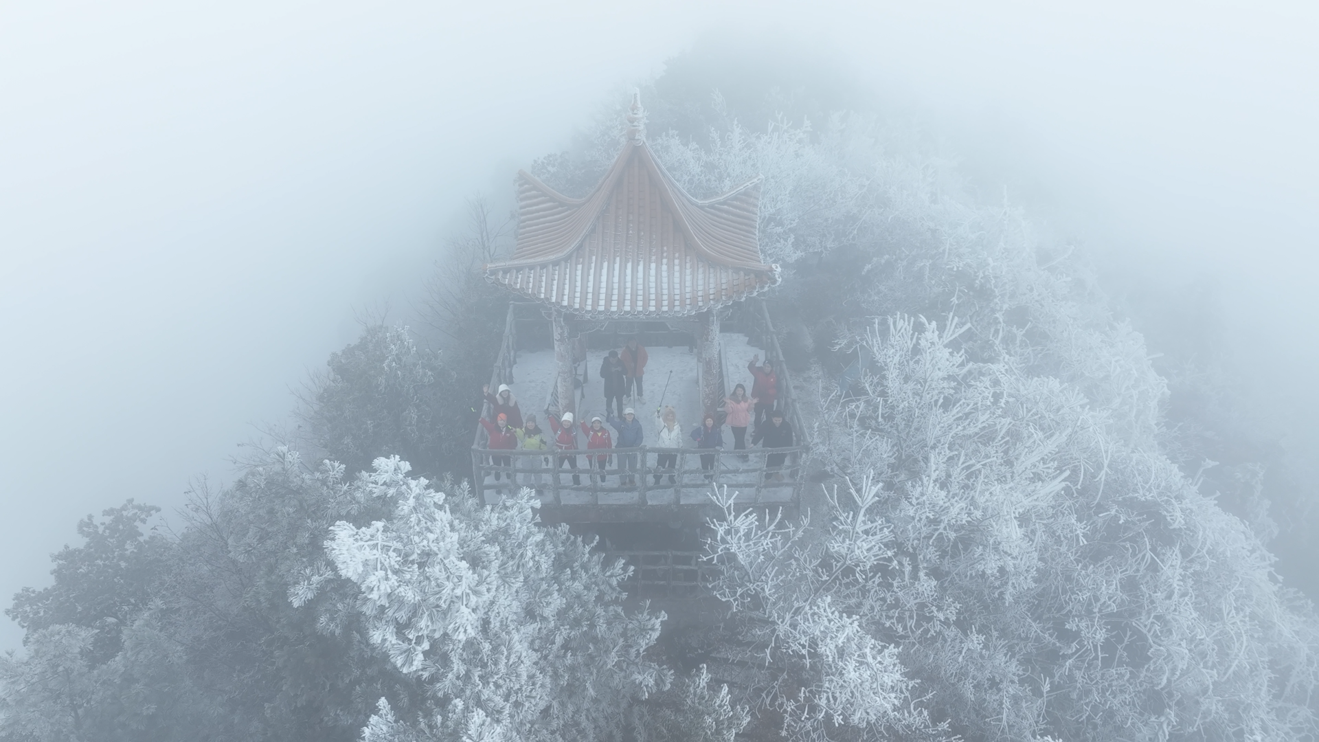 洞口塘狗爬岩景区：雾凇冰韵引客来 攀爬体验野趣多