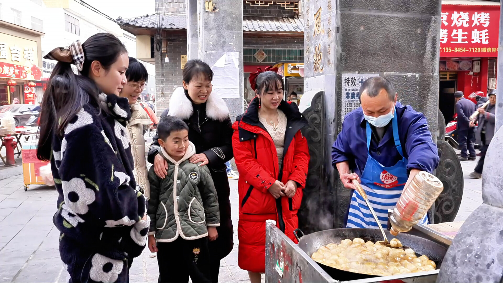 高沙古镇：年味渐浓 糖油粑粑满街飘香
