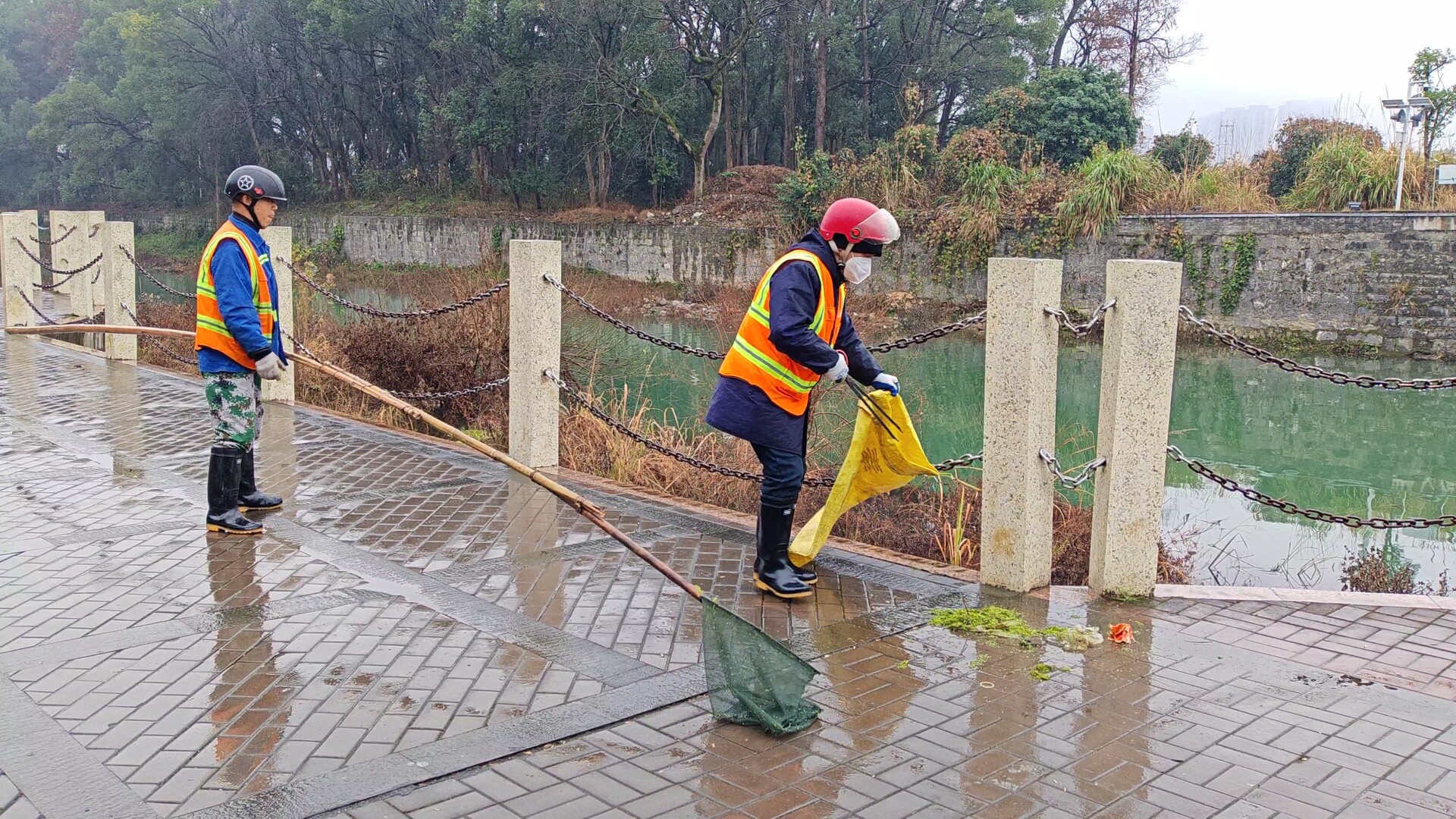 环卫工人冒雨守护平溪河生态 春节前夕河道保洁持续加强