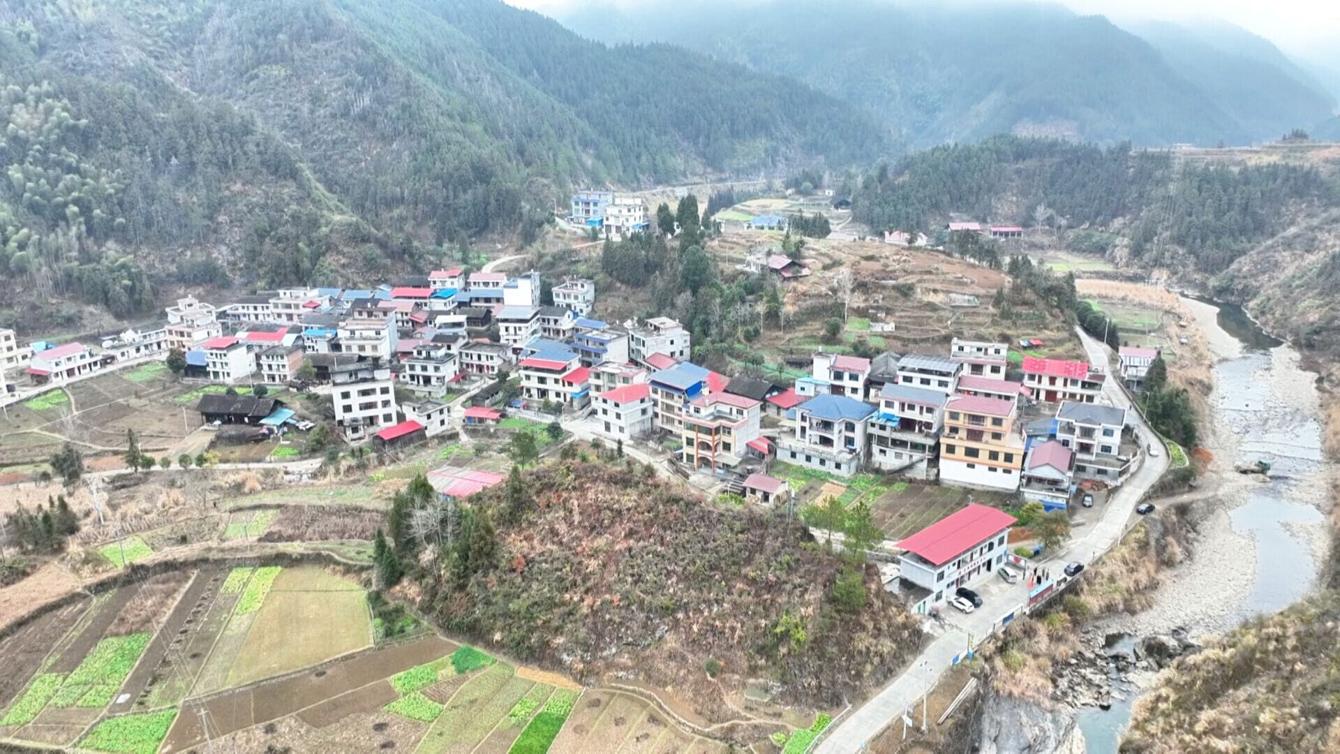 桐山乡万里村： 烟火气里飘年味，农文旅融合促振兴