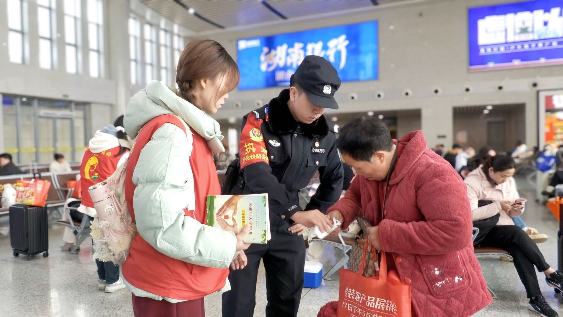 暖冬护归途 志愿暖人心——洞口县2026年春运“暖冬行动”启动