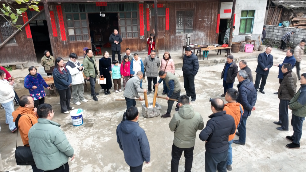 桐山乡万里村：打糍粑磨豆腐 民俗飘香年味浓