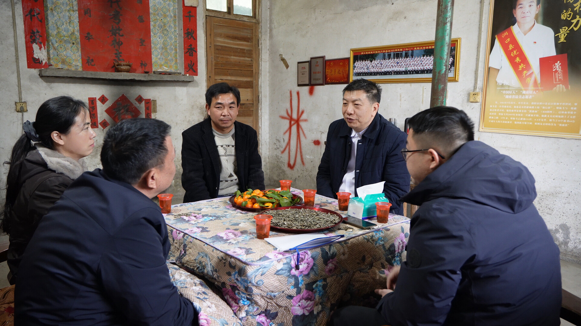 市委宣传部来我县走访慰问道德模范