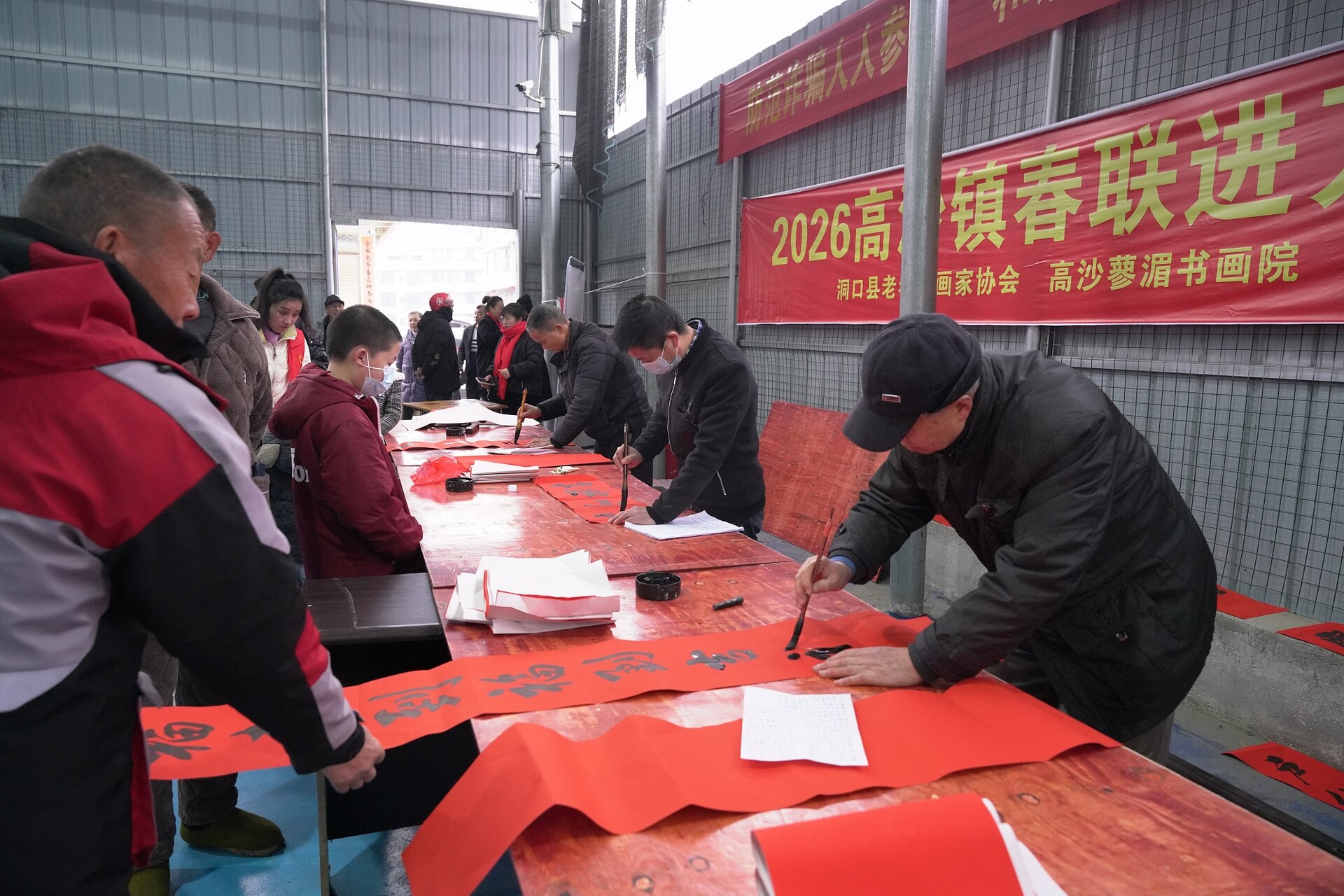 墨香传祝福 春联进万家——高沙镇开展送春联活动喜迎新春