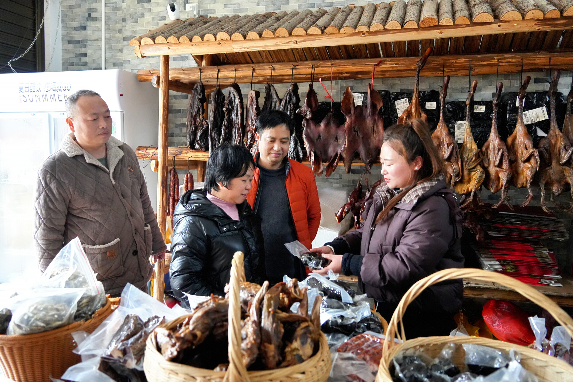 洞口：腊香迎新春 年货购销旺