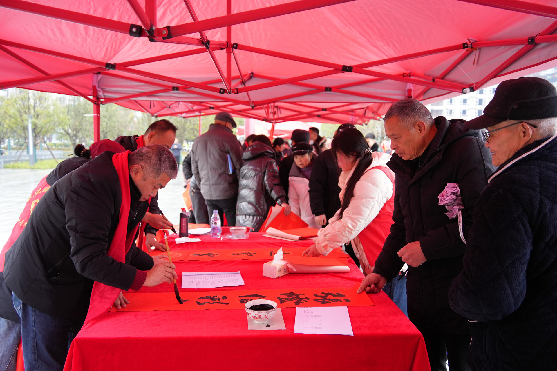 洞口县开展“送福进万家”义写春联暖心活动