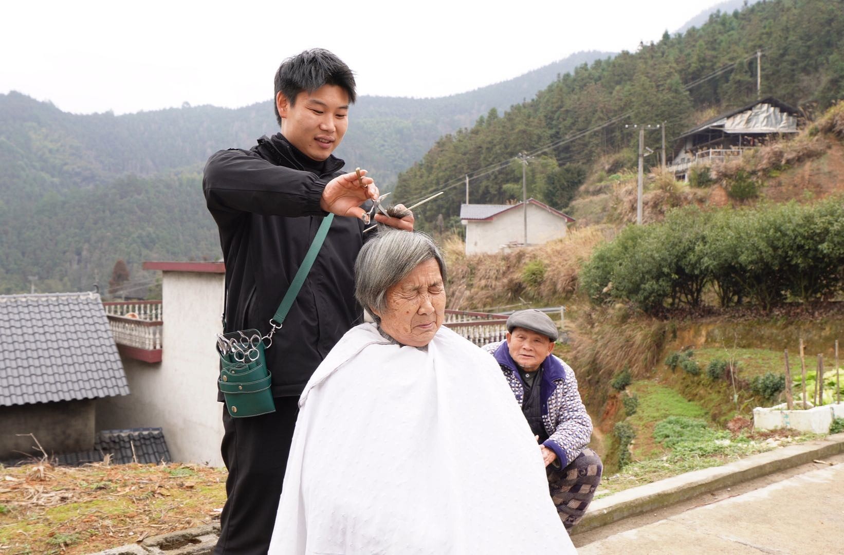 一把推剪传温情：洞口返乡青年覃锦文的公益坚守