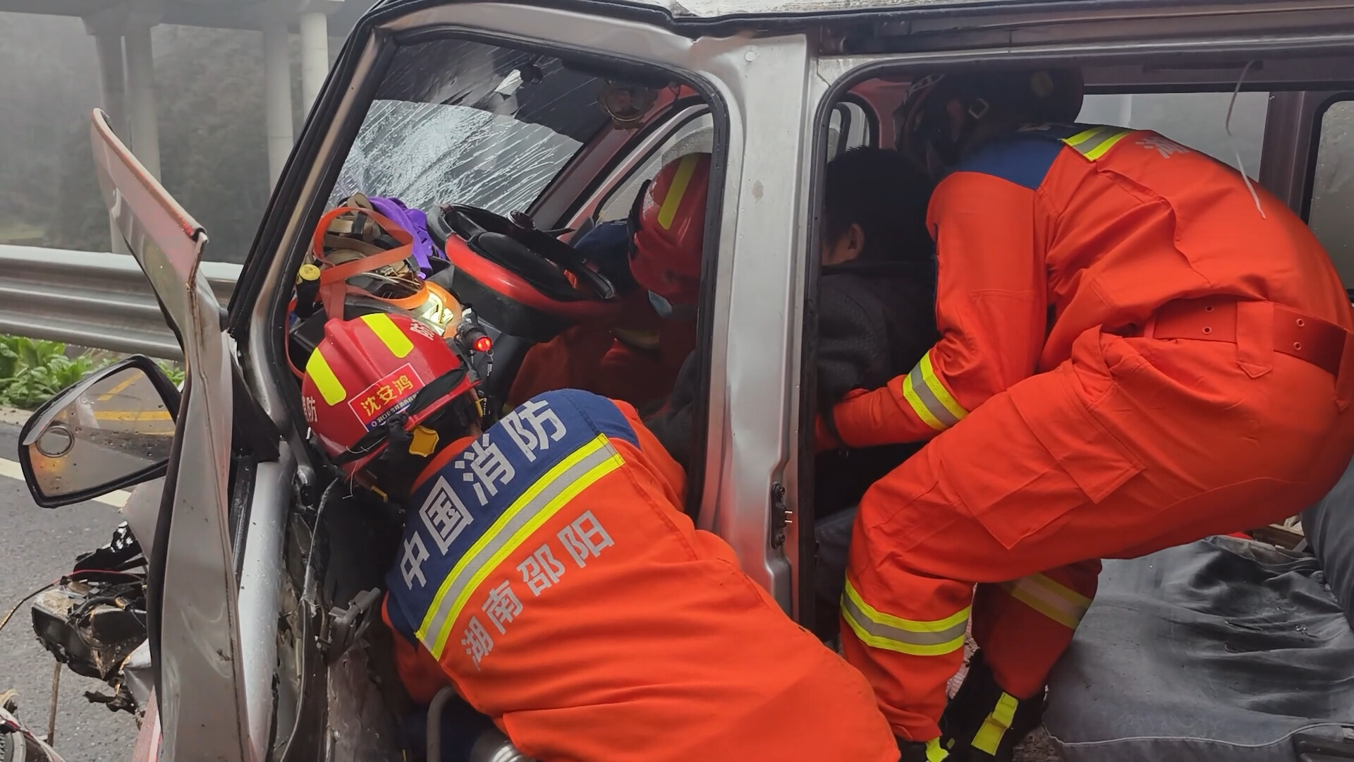 320国道两车相撞 洞口消防紧急救出被困人员