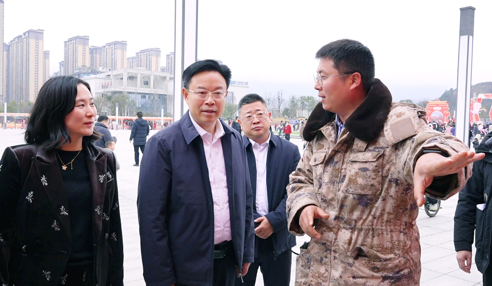 吴韬参观新春文化喜乐会  与群众共迎新春共话振兴