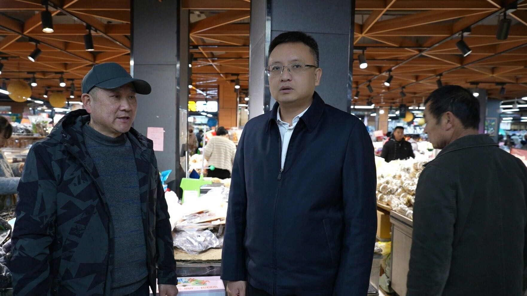 许治国督导检查岁末年初安全生产、市场保供、交通保畅等工作