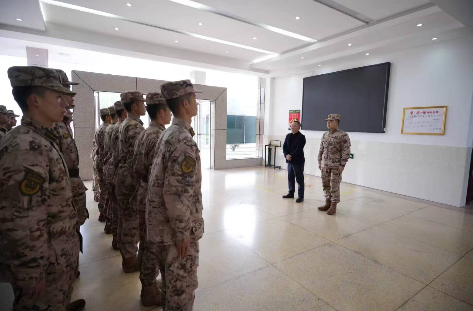 伍卫彬走访慰问消防指战员、武警官兵及百岁老兵