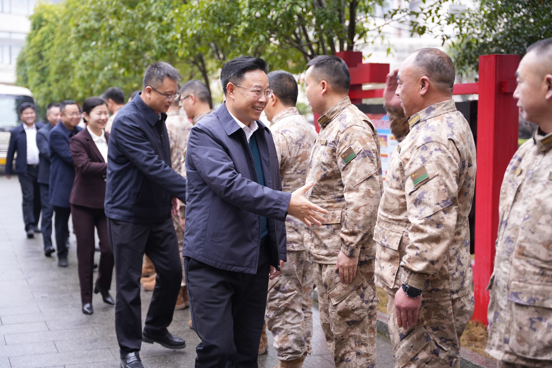 县党政领导春节前夕慰问部队官兵