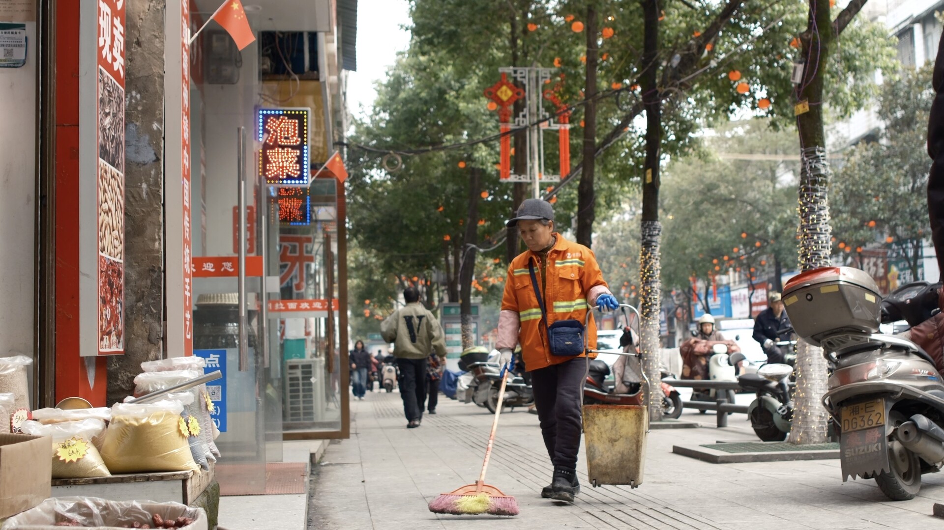 春节我在岗|环卫工人坚守一线 守护城市洁净