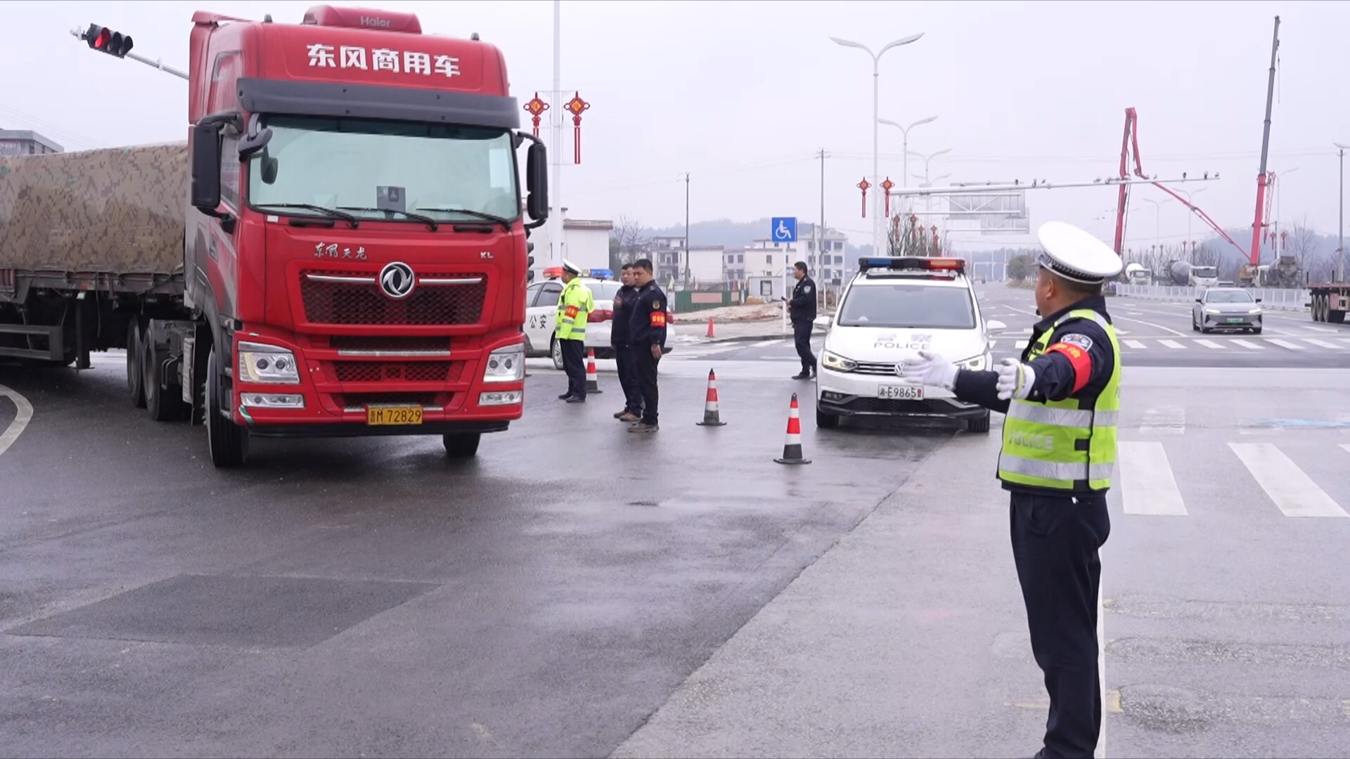 春节我在岗 | 洞口交警坚守一线  守护群众平安出行