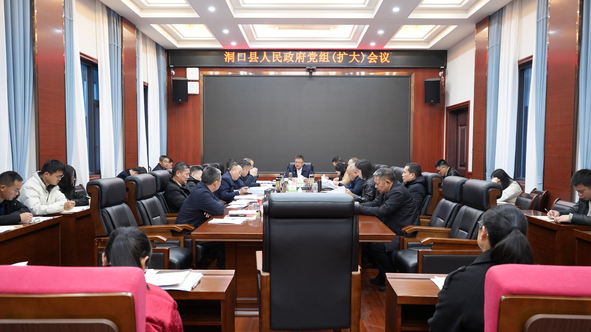 县人民政府党组（扩大）会议召开