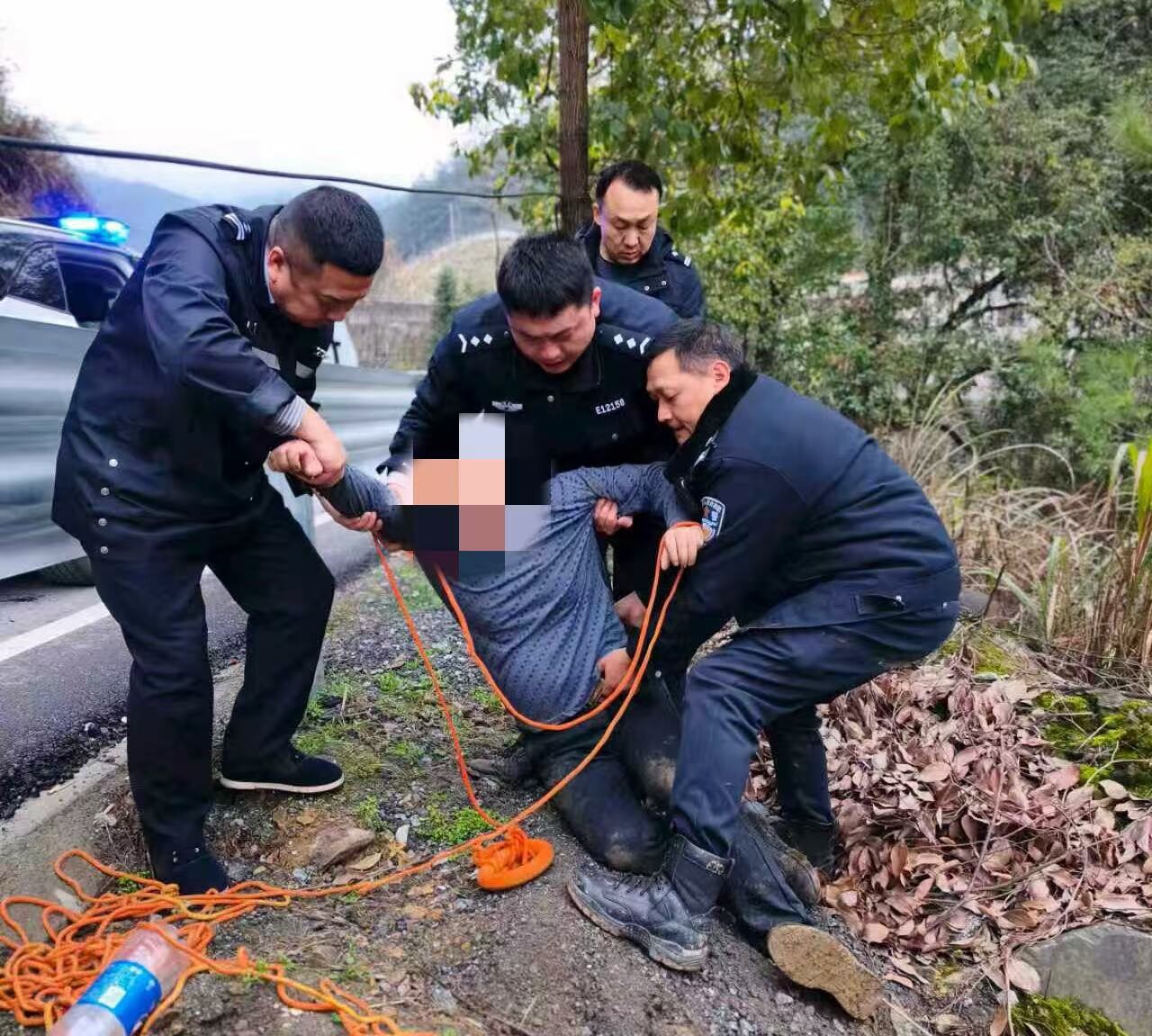 一男子因头晕不慎坠河 公安联动紧急救援