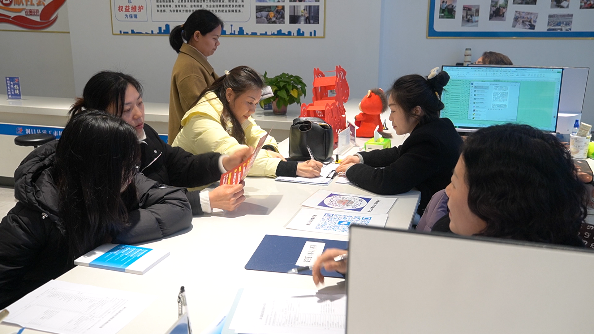 家门口实现“就好业”，顾家挣钱两不误——洞口县零工市场节后火热开工