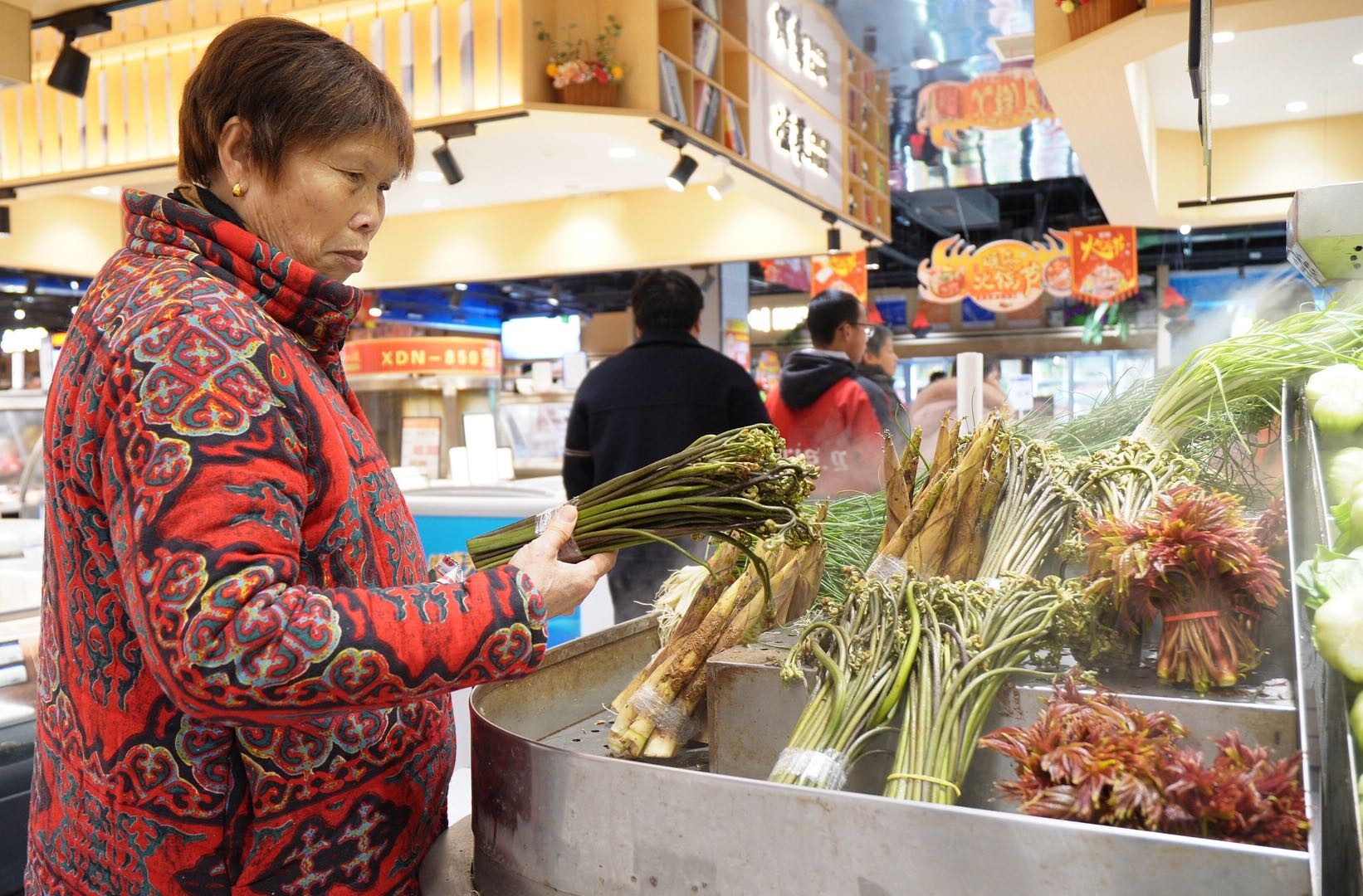 春味渐浓！洞口县春菜抢“鲜”上市 市民争相选购尝鲜