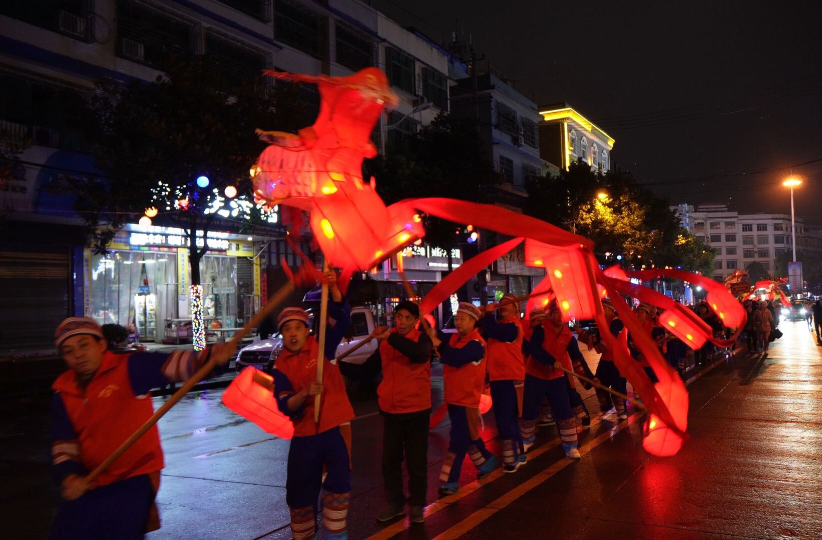 群龙起舞闹元宵