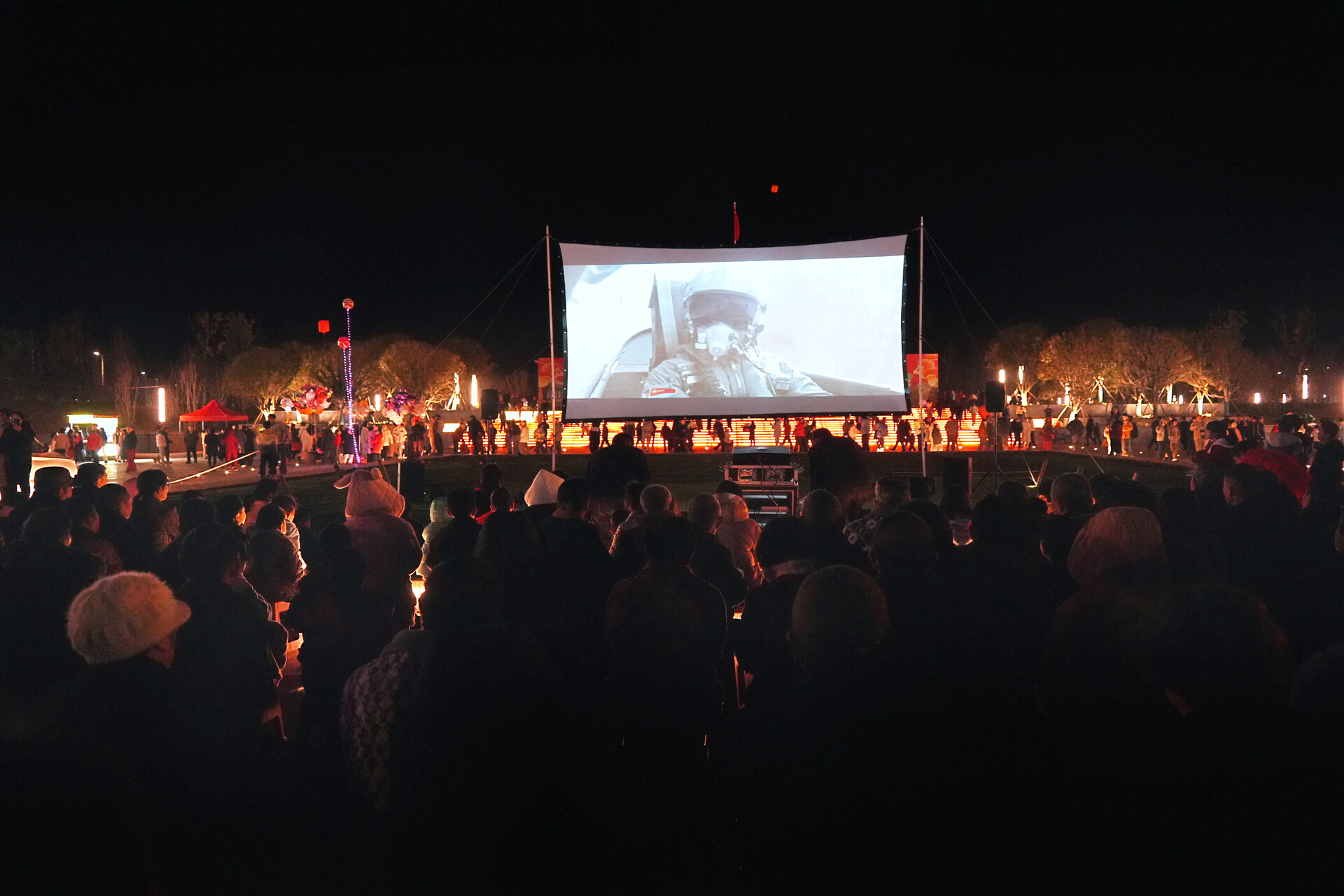 光影贺新春 文化润民心——洞口县公益电影点亮人民广场佳节氛围