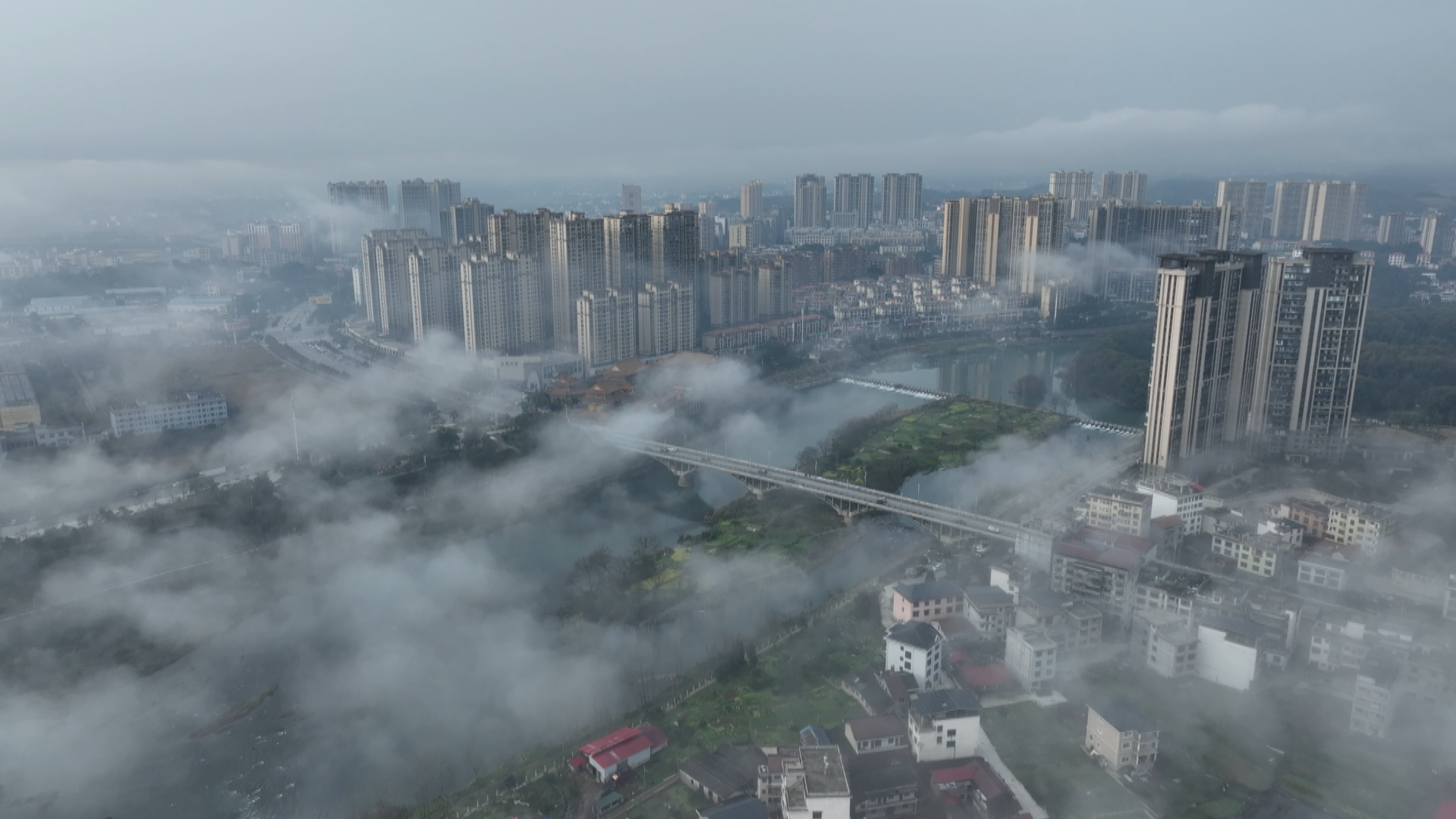 洞口：云雾漫县城 美景入画来