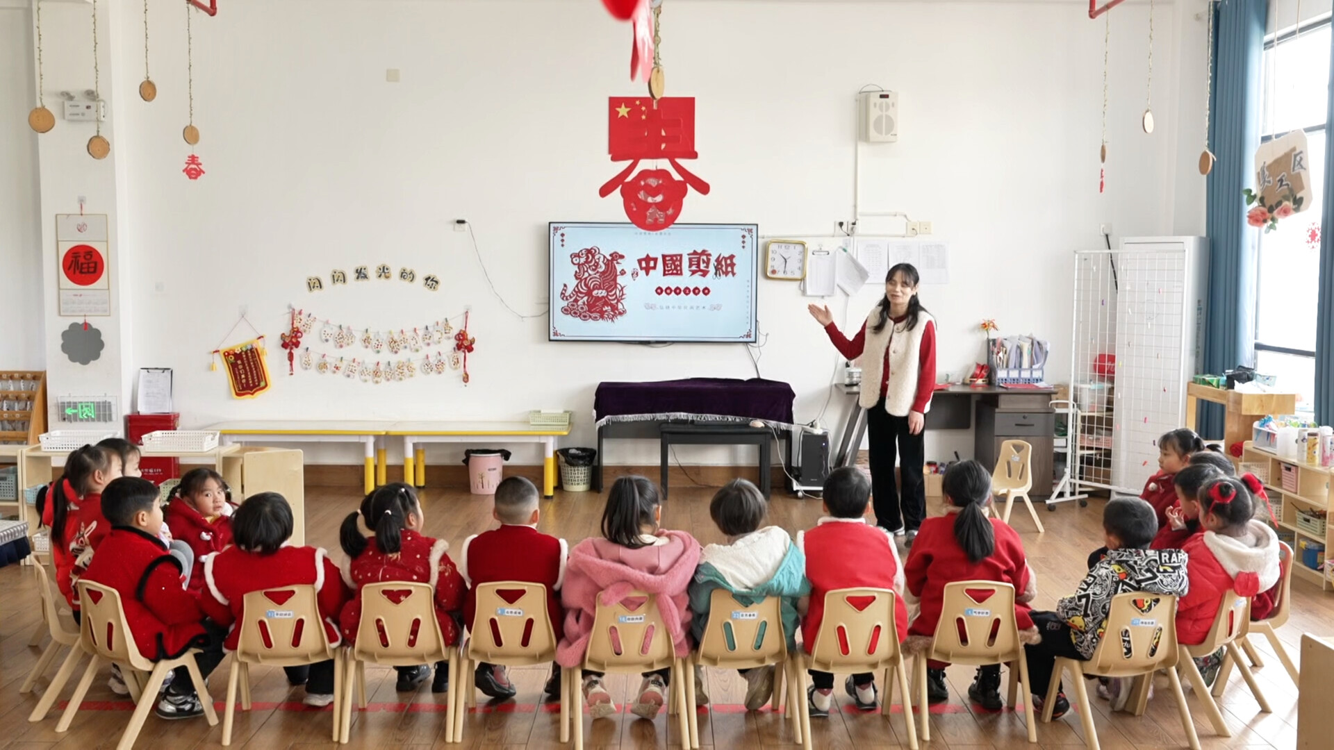 花古街道幸福幼儿园：开学第一课 非遗剪纸进校园