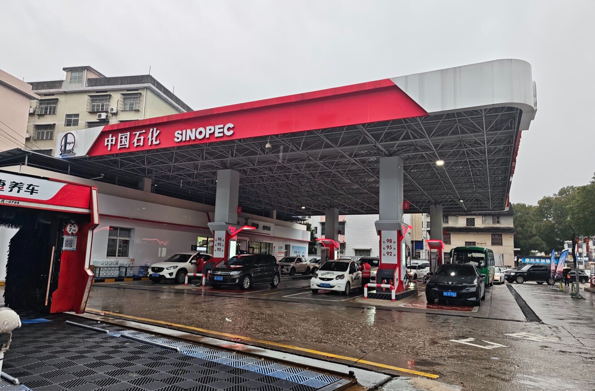 油价迎年内最大涨幅 加油站现排队加油热潮