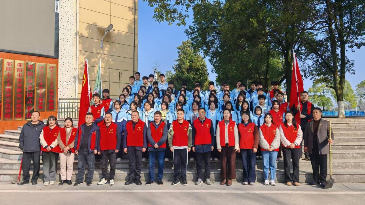 党建引领践初心 植树添绿育新人 ——团县委、竹市镇政府、县职业中专学校携手开展植树活动