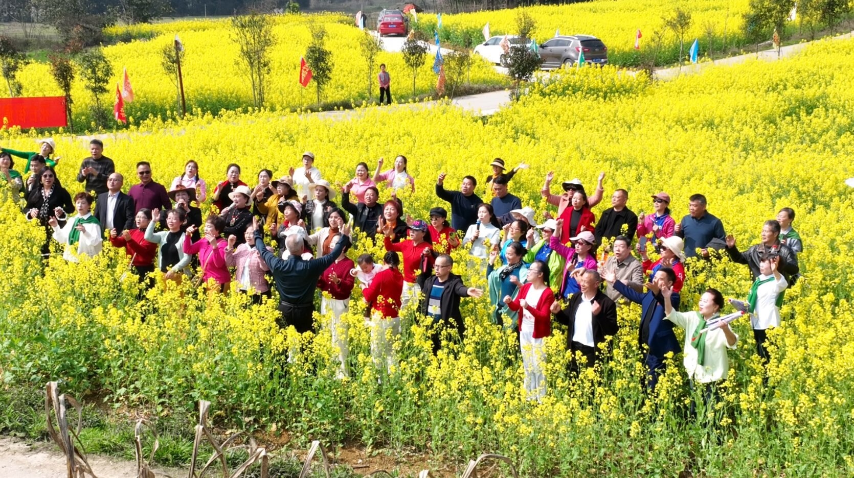 金色花海迎客来 农文旅融合促振兴——花古街道长龙村首届油菜花节暨农产品交易会成功举办