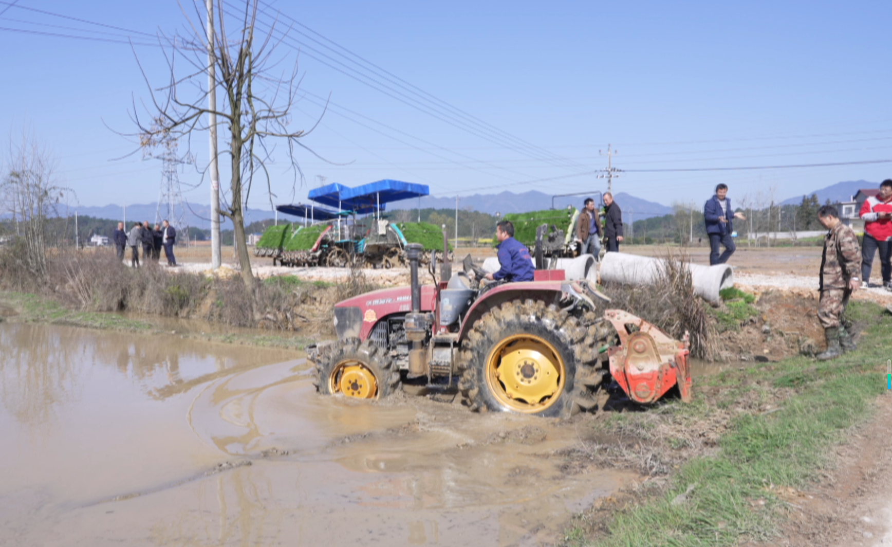 不负春光抢农时 机械作业提效能 —— 花古街道春耕生产按下 “快进键”