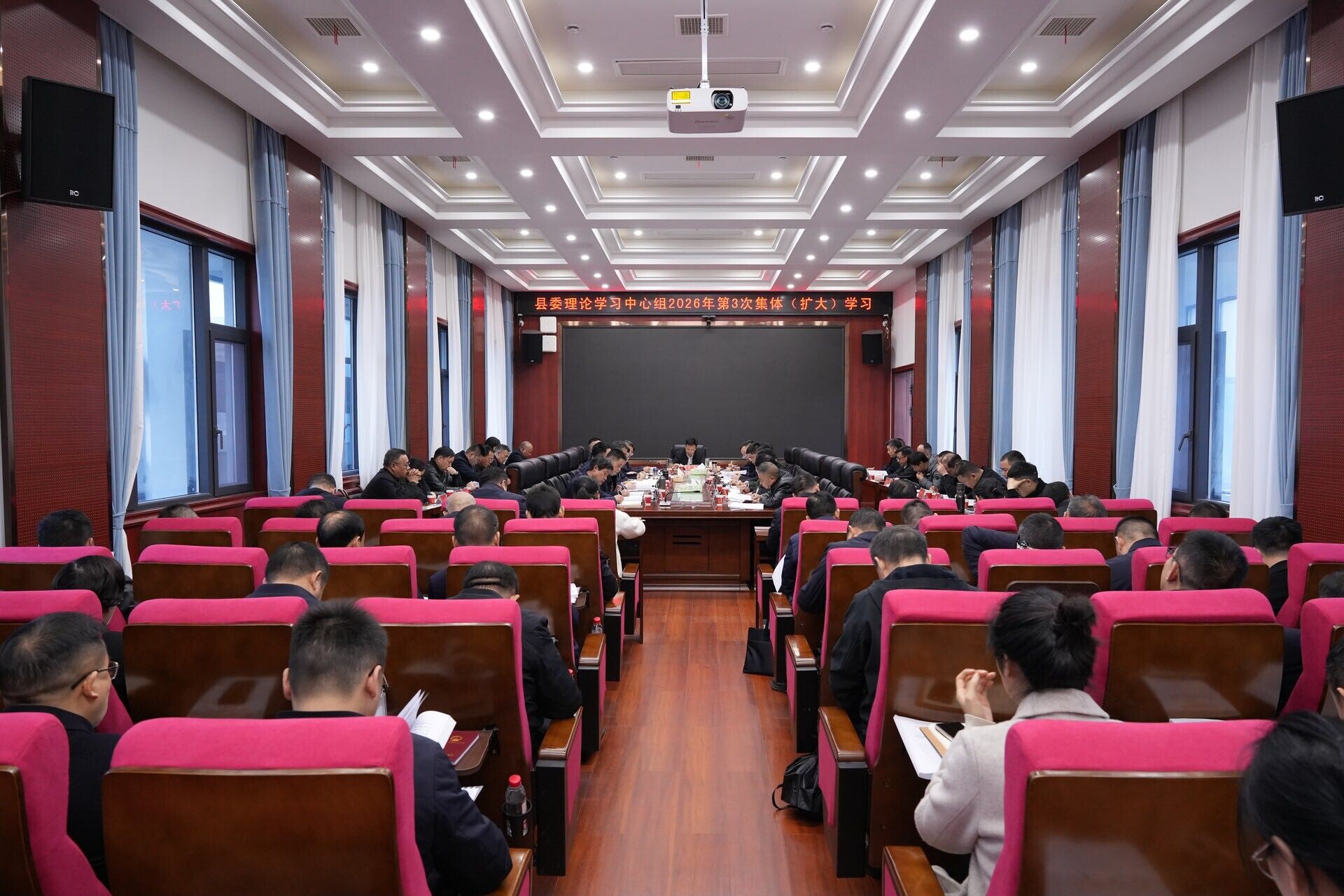 洞口县举行树立和践行正确政绩观学习教育读书班暨县委理论学习中心组集体学习
