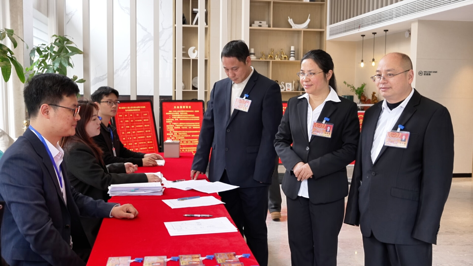 肩负使命赴盛会 满怀民心启新程——洞口县第十八届人民代表大会第六次会议代表陆续向大会报到