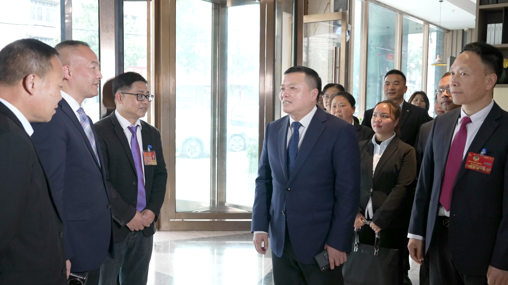 县人大常委会领导看望慰问县人大代表