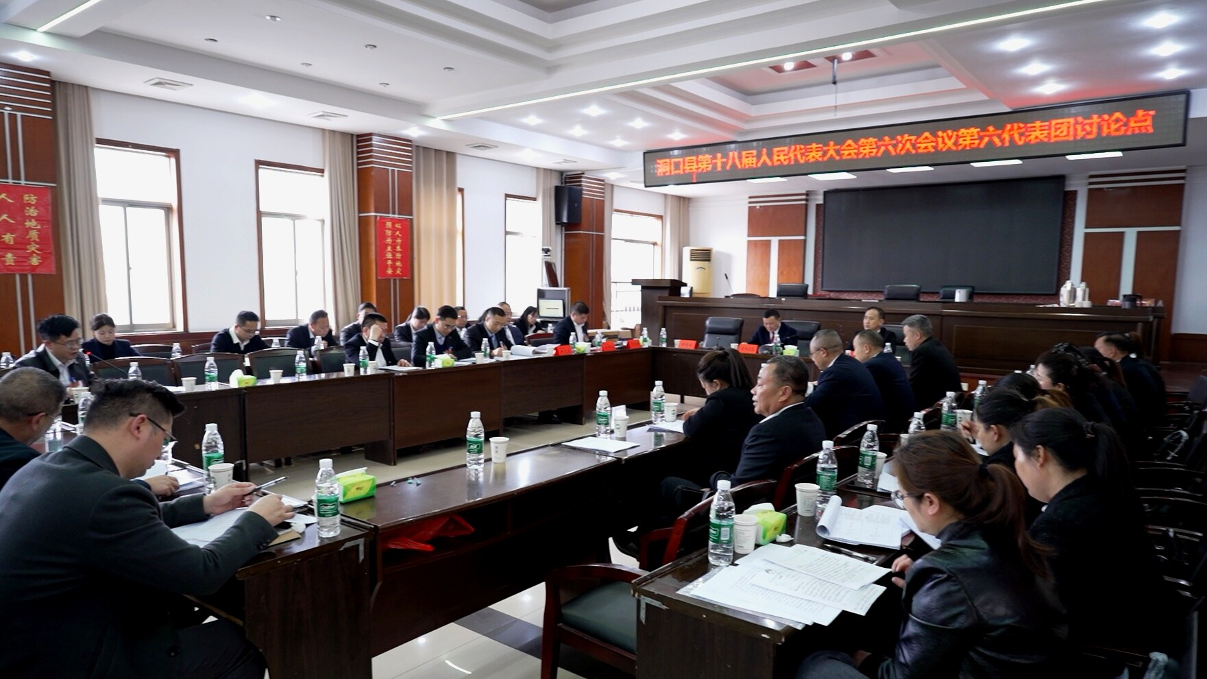 欧阳佑春参加洞口县第十八届人民代表大会第六次会议第六代表团讨论