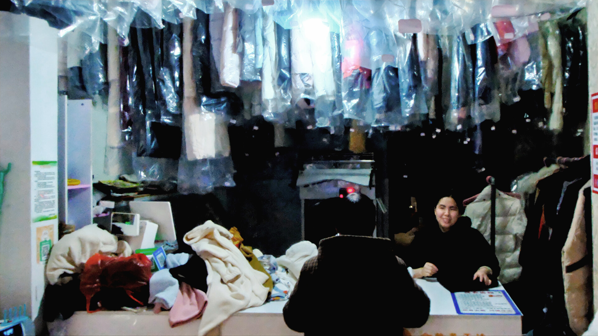 连续两周阴雨连绵 县城干洗店生意火爆