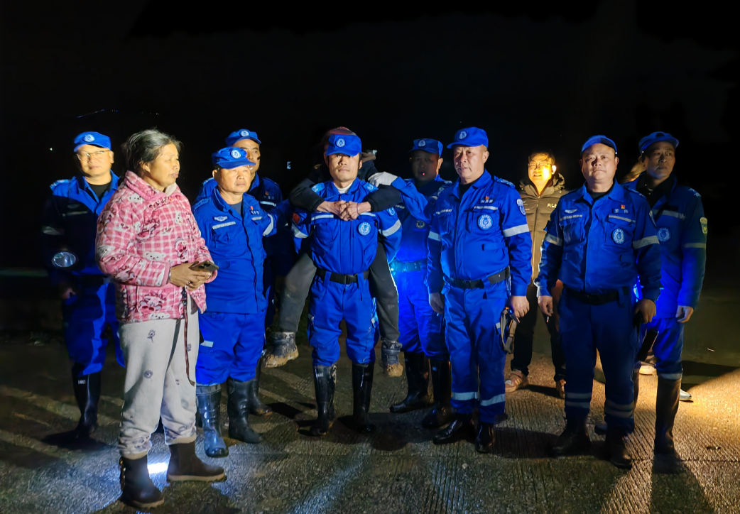 雨夜搜救十八小时 强仁救援队助八旬老人平安回家