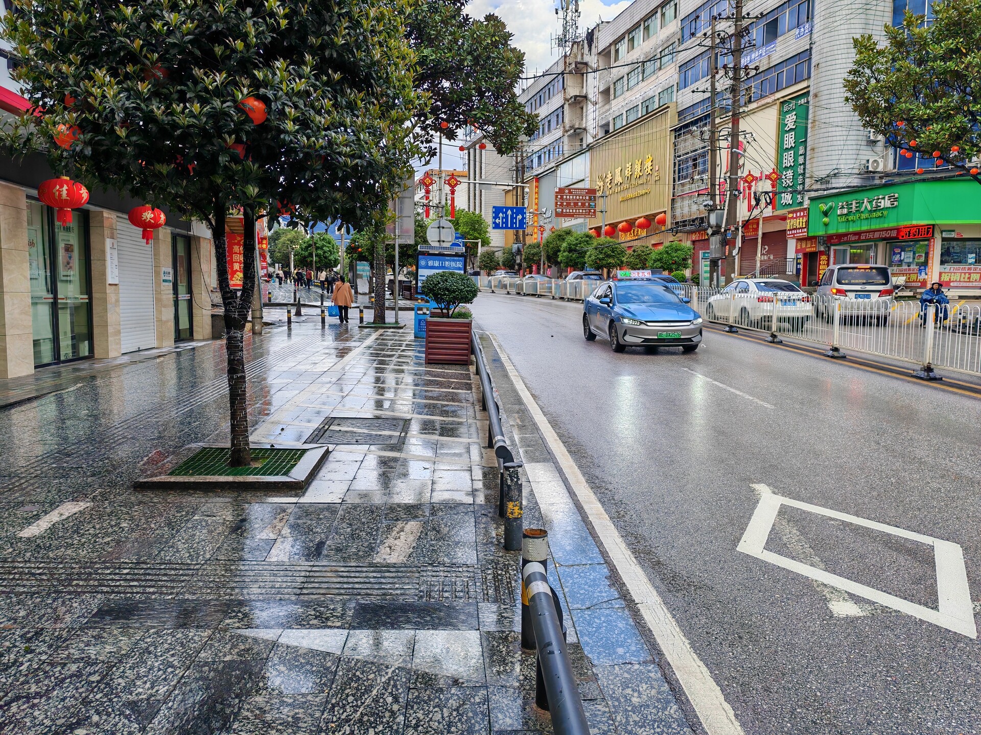 暴雨过后, 洞口环卫“人机配合”快速清障保畅