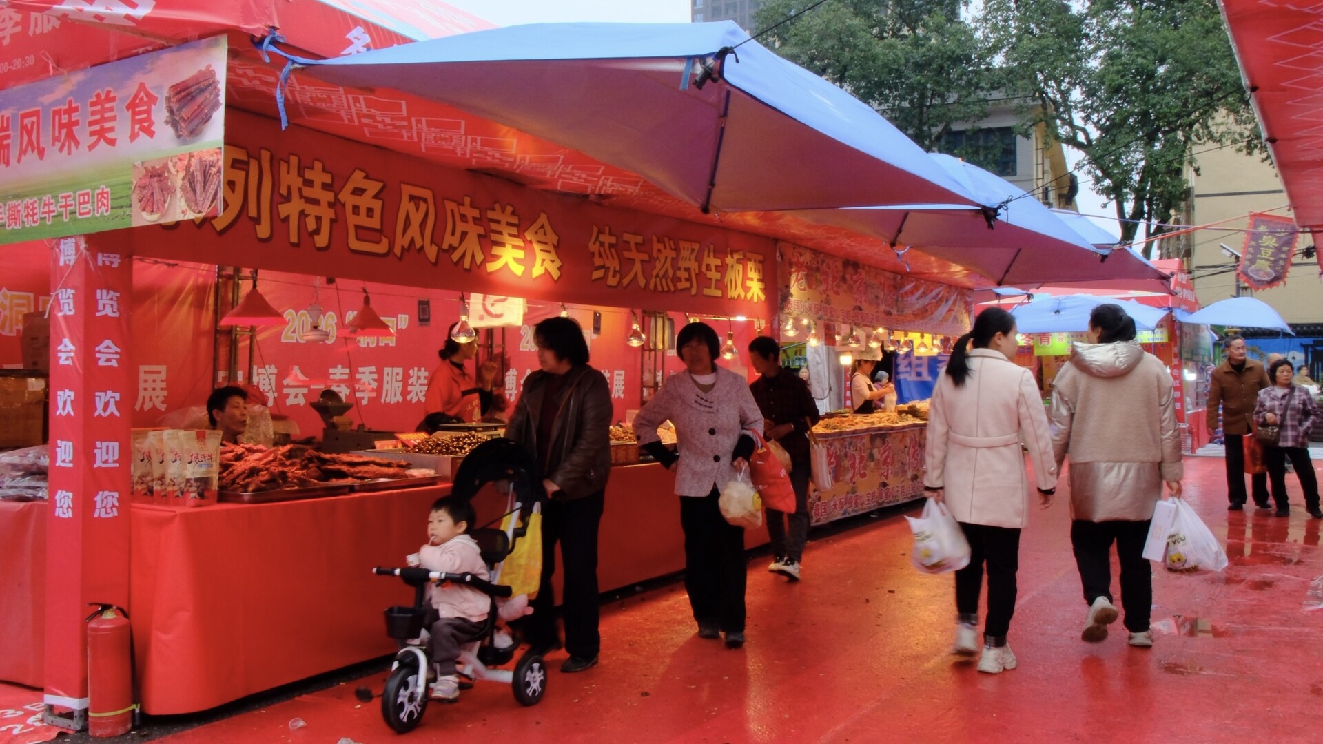 春季服装暨生活用品展销会启幕   以展促贸焕活力