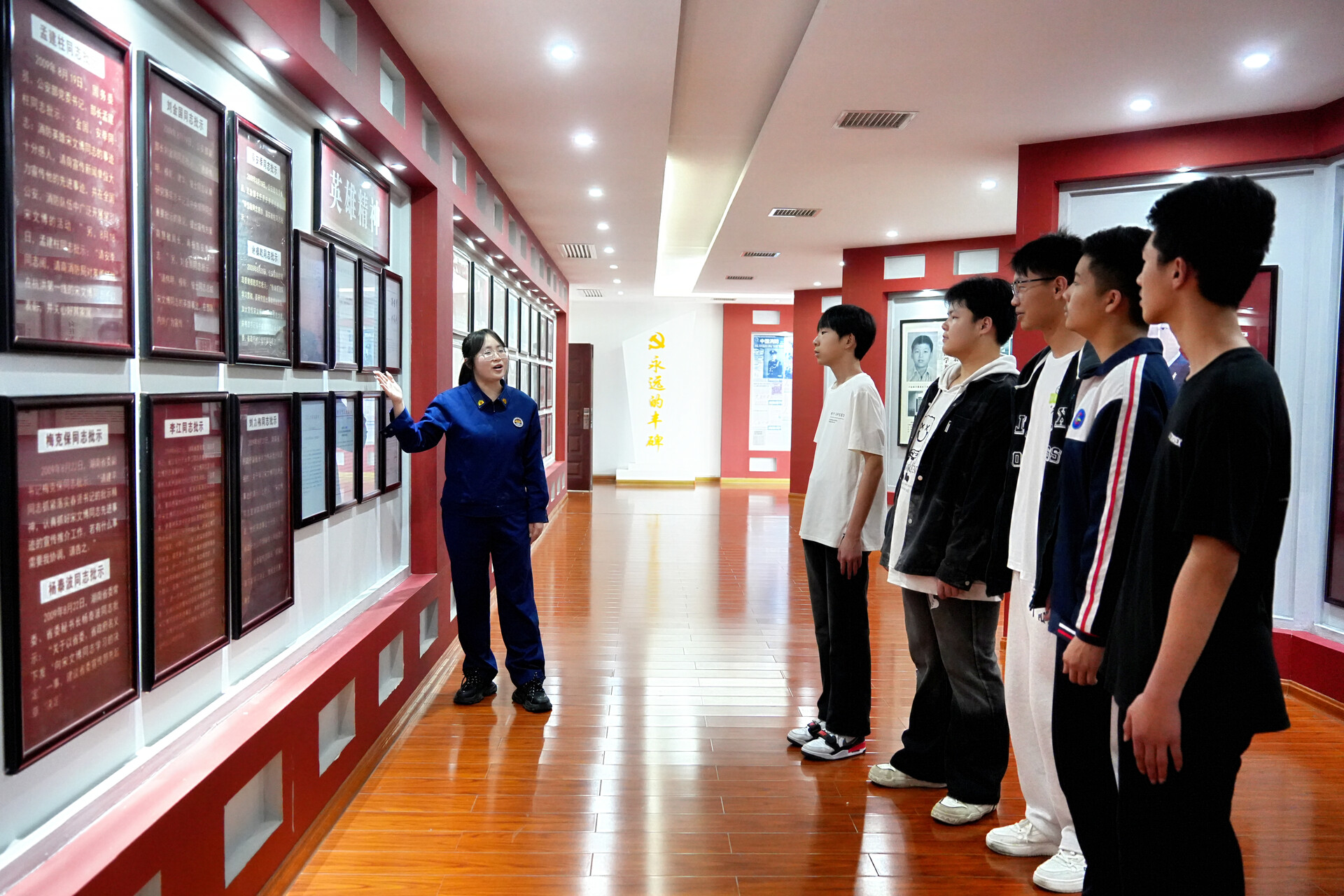 筑牢安全防线 守护青春成长 —— 华卓教育师生走进县消防救援大队开展实践培训活动