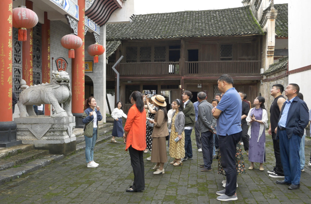 新宁县作协来我县开展文学创作交流活动