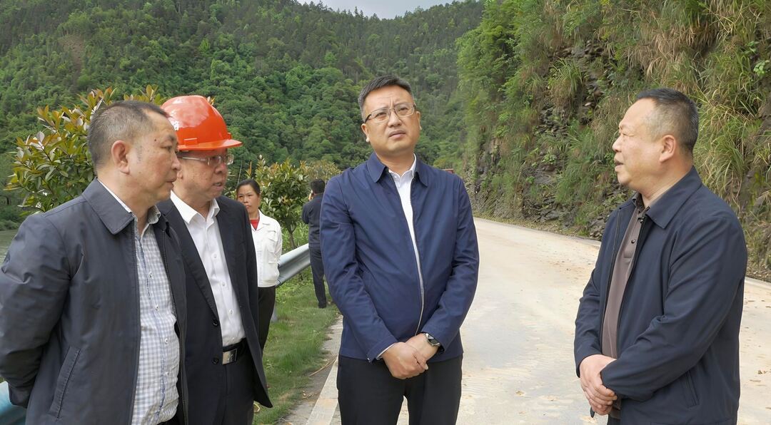 许治国调度平古公路抢通工作